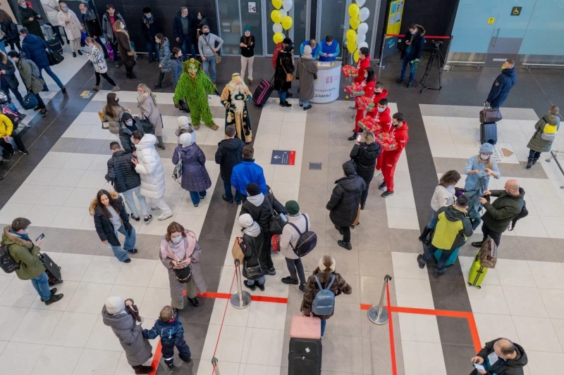 Кыш Бабай и Шурале встретили туристов, прилетевших на новогоднем чартере в Казань