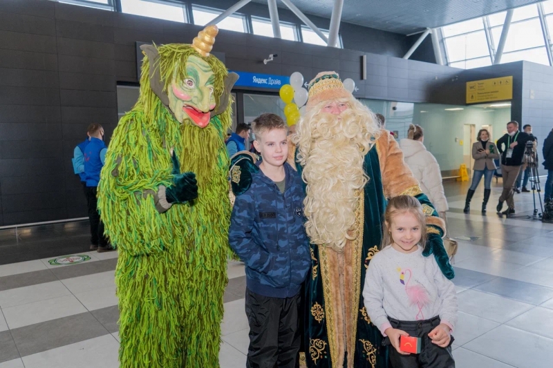 Кыш Бабай и Шурале встретили туристов, прилетевших на новогоднем чартере в Казань