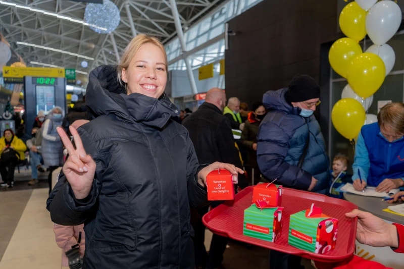 Кыш Бабай и Шурале встретили туристов, прилетевших на новогоднем чартере в Казань