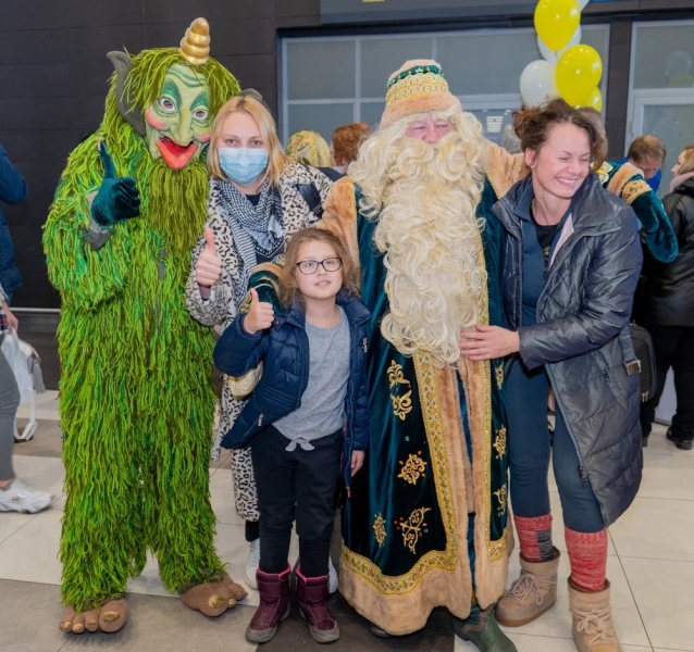 Кыш Бабай и Шурале встретили туристов, прилетевших на новогоднем чартере в Казань